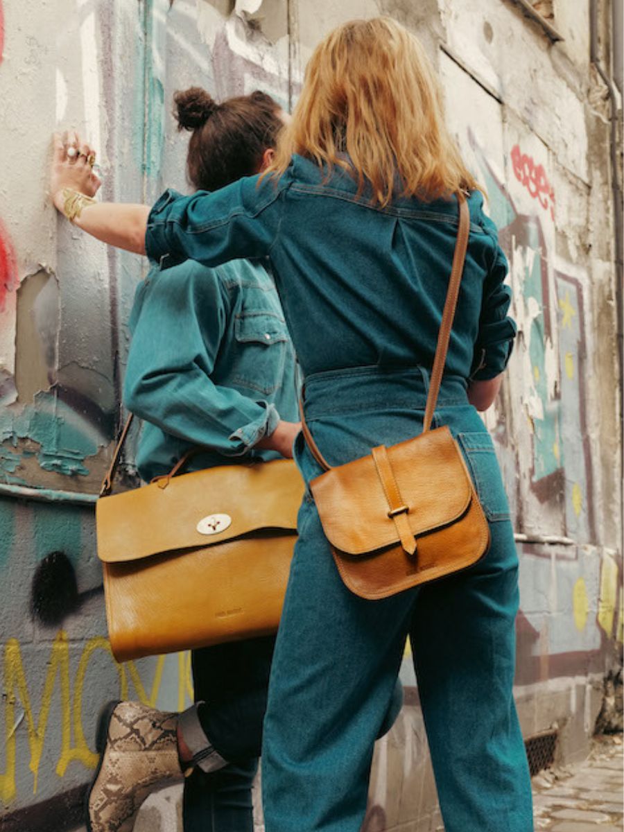 foto-vista-posterior-bolso-bandolera-cuero-mujer-marrón-lagibeciere-miel-aceite-paul-marius-m24-ody