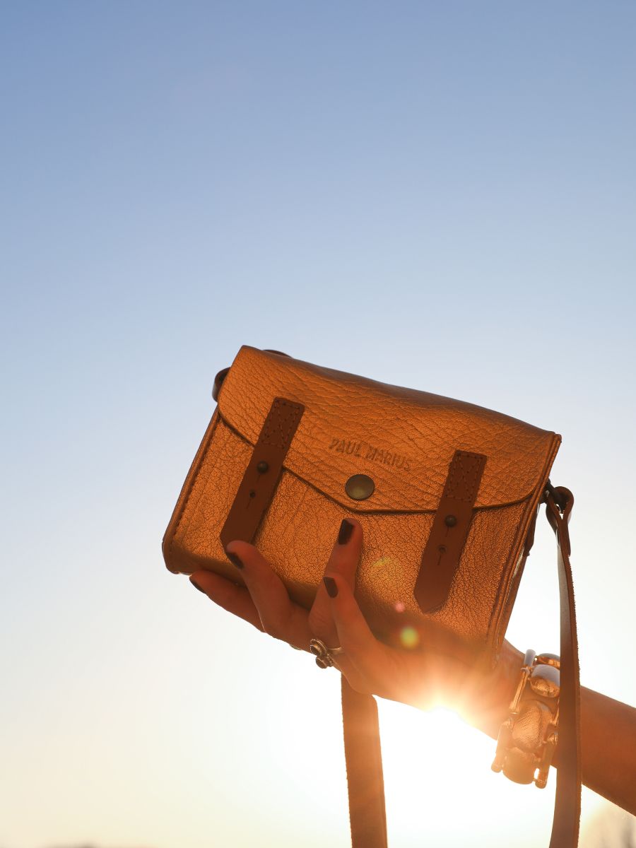foto-bolso-bandolera-cuero-mujer-dorado-le-mini-indispensable-dorado-paul-marius-w08s-gd