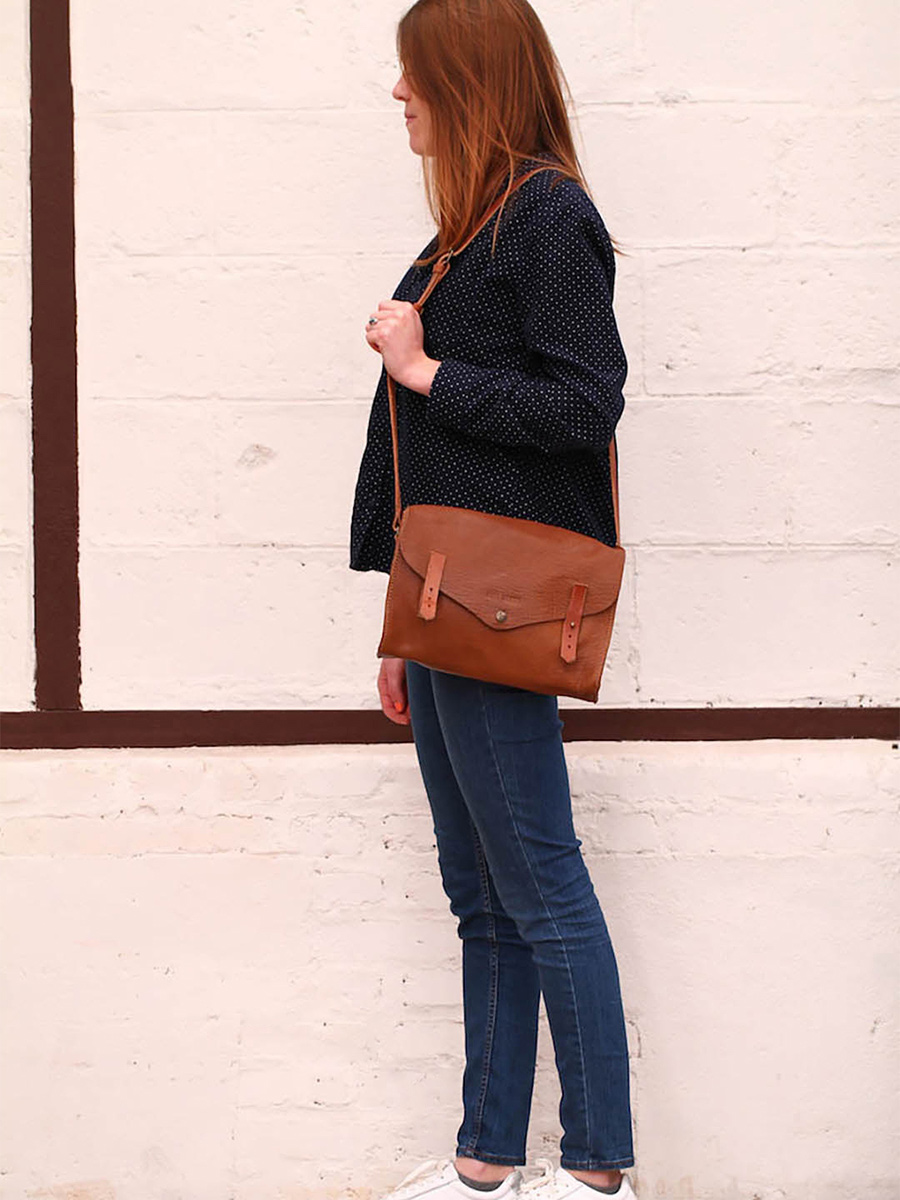 foto-bolso-bandolera-cuero-mujer-marrón-lindispensable-natural-paul-marius-w08-l