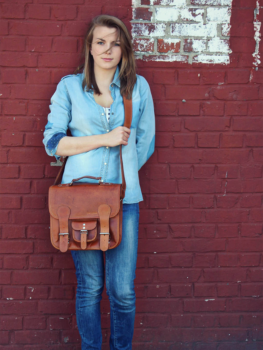 foto-pequeño-portadocumentos-de-cuero-marrón-lecartable-s-natural-paul-marius-m01s12-l