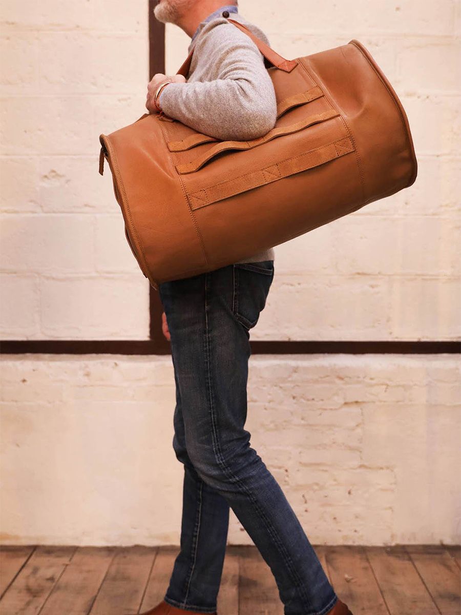 foto-vista-frontal-bolso-de-viaje-grande-cuero-hombre-beige-moncolonel-sable-paul-marius-m104-n