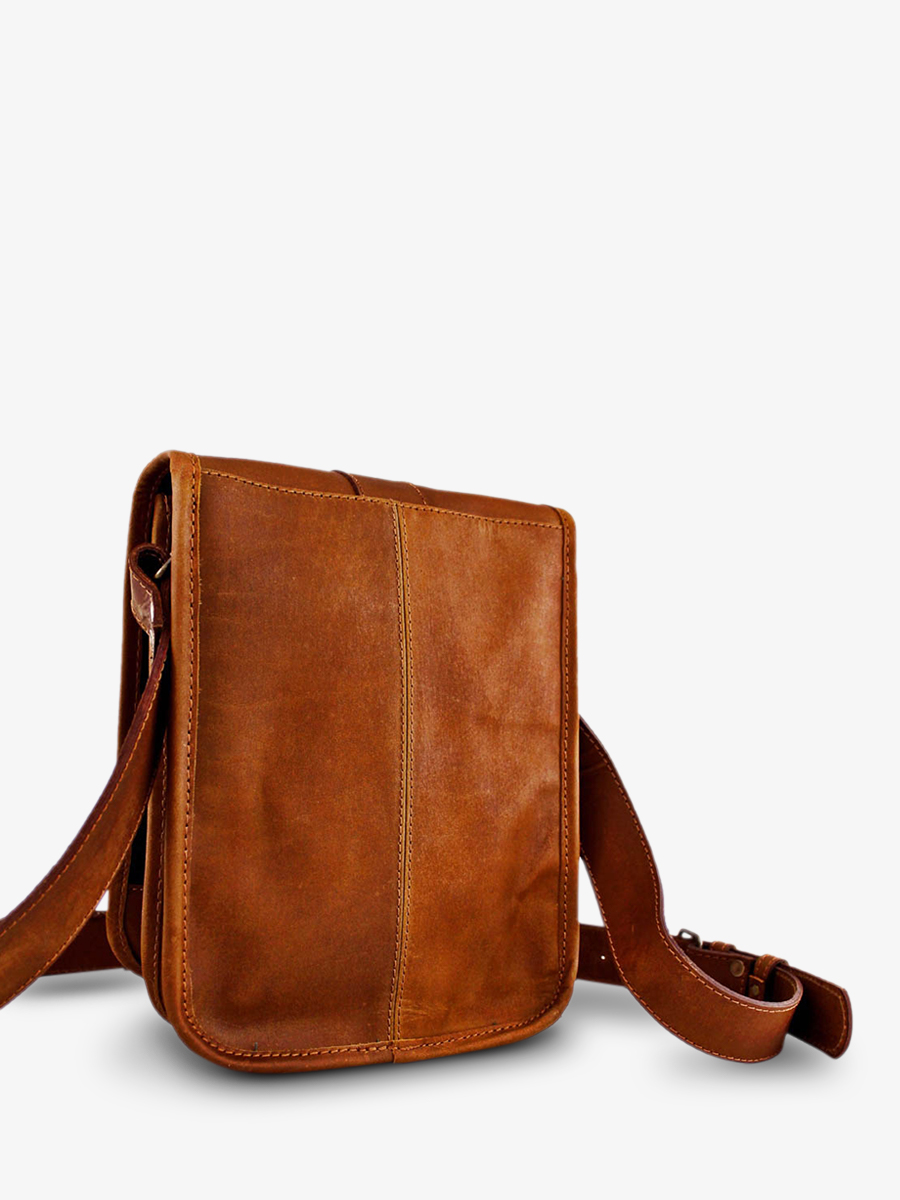 foto-vista-posterior-bolso-hombre-cuero-marrón-lepoinçonneur-natural-paul-marius-m20-l