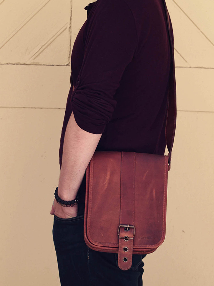 foto-bolso-hombre-cuero-marrón-lepoinçonneur-natural-paul-marius-m20-l