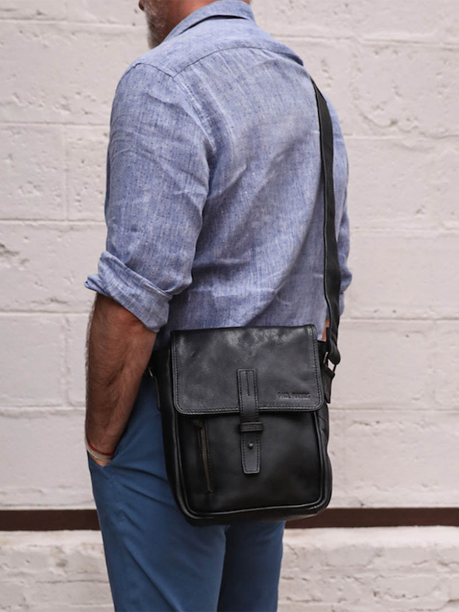 foto-bolso-de-cuero-para-hombre-negro-laventurier-negro-aceitado-paul-marius-m403-obl