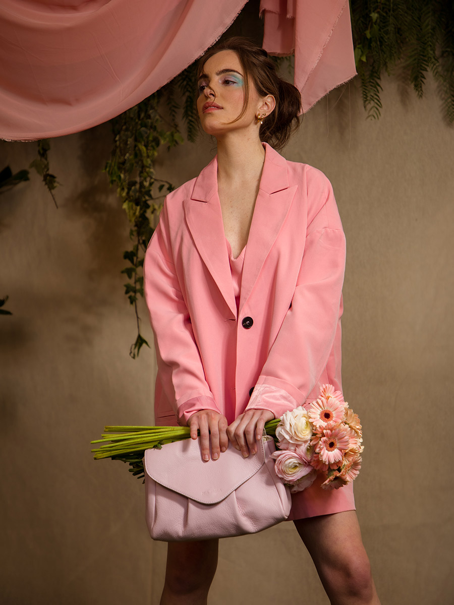 foto-vista-frontal-bolso-bandolera-cuero-rosa-suzon-m-pastel-poudre-paul-marius-w25m-pt-pi